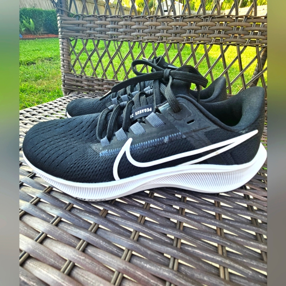 Women's Nike Air Zoom Pegasus 38 blk/wht size 6.5